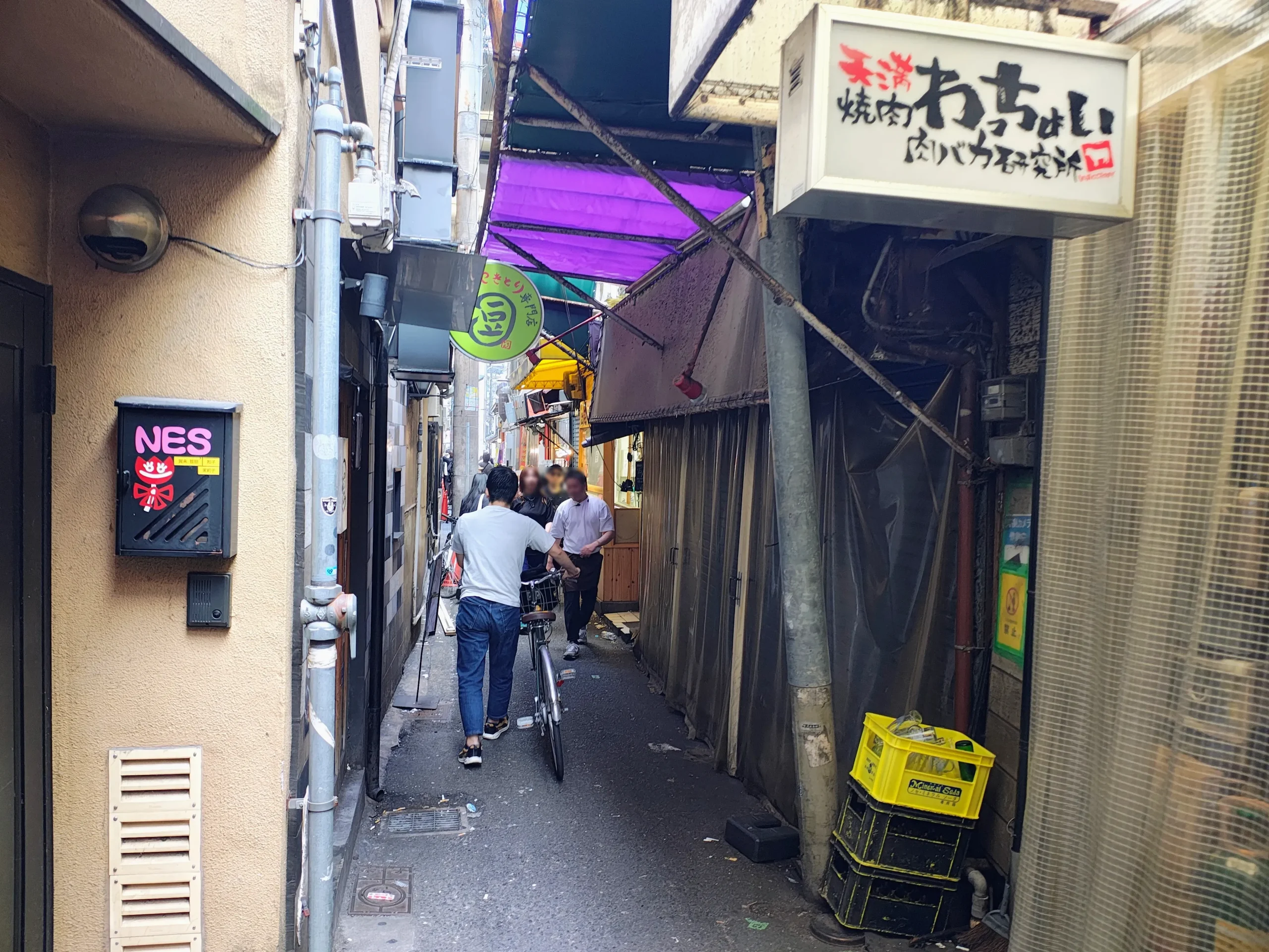 裏天満の狭い路地を抜けていく